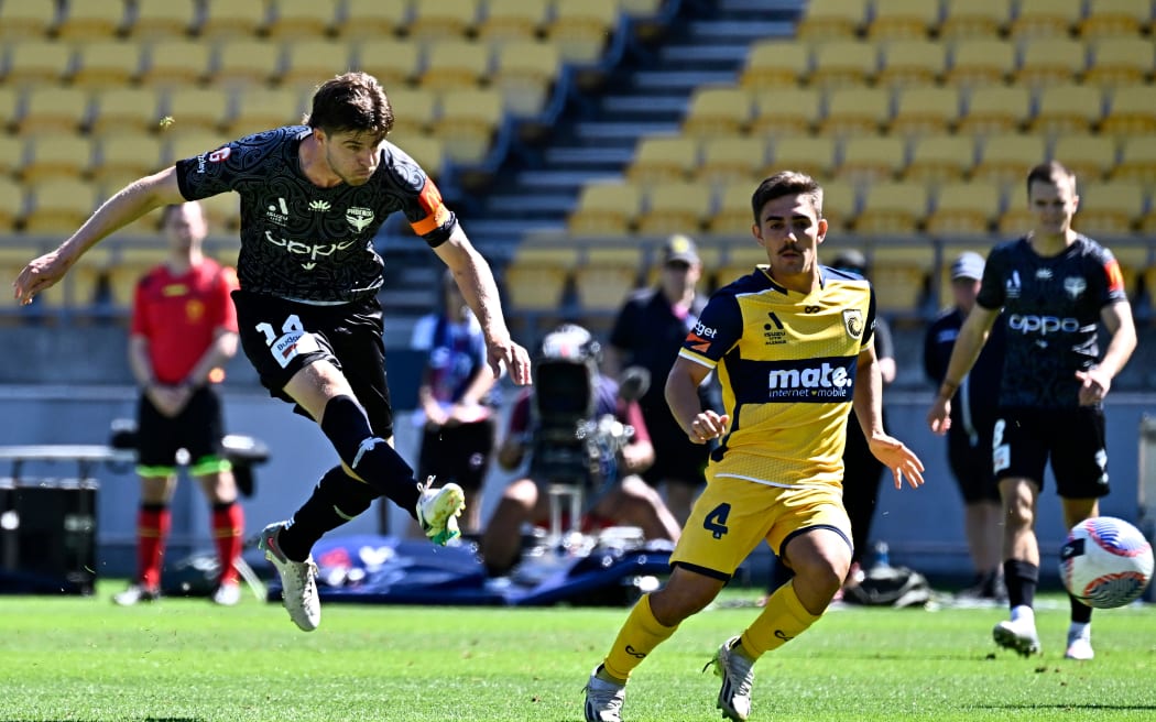 Alex Rufer shoots at goal for Wellington Phoenix against the Central Coast Mariners.