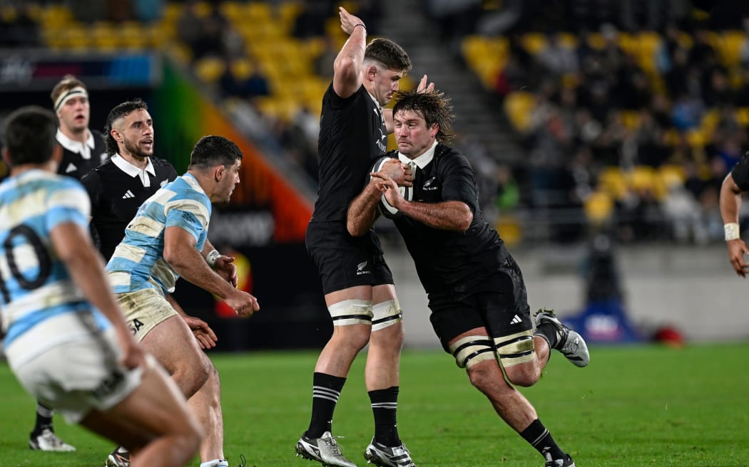 Ethan Blackadder avoids Dalton Papali'i during an All Blacks test against Argentina in Wellington.