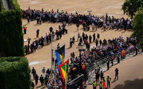 Crowds gather on Horse Guards Parade in central London on 14 September, ahead of the ceremonial procession of the coffin of Queen Elizabeth II, from Buckingham Palace to Westminster Hall. - Queen Elizabeth II will lie in state in Westminster Hall inside the Palace of Westminster, from Wednesday until a few hours before her funeral on Monday, with huge queues expected to file past her coffin to pay their respects. (Photo by Victoria Jones / POOL / AFP)