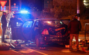 EDITORS NOTE: Graphic content / Israeli police officers check a damaged car in Gan Shmuel after a man reportedly rammed it into pedestrians at the Karkur junction south of the city of Haifa in northern Israel on February 27, 2025. Israel's first responders, Magen David Adom, said their team was treating seven casualties at the site of the incident, including one in serious condition. (Photo by Jack GUEZ / AFP)