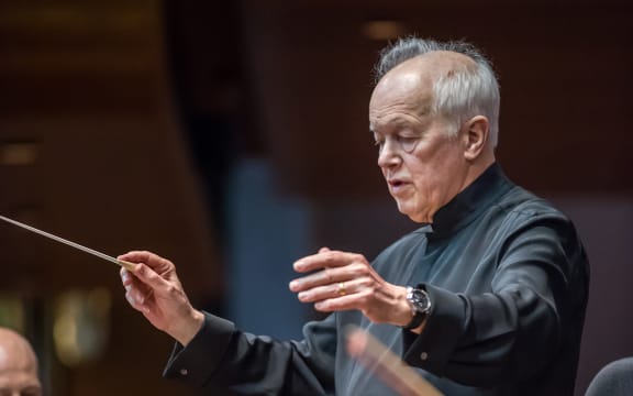 Edo de Waart leads the New Zealand Symphony Orchestra.
