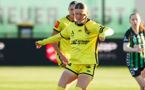 Manaia Elliott of Wellington Phoenix FC passes the ball during the A-League Women Round 1 match between Western United and the Wellington Phoenix at Ironbark Fields in Bathurst, Friday, November 1, 2024.(AAP Image/Morgan Hancock/ Phottosport)
