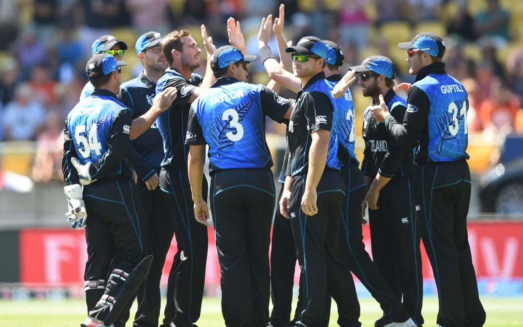 Tim Southee celebrates the wicket of Ian Bell with his Black Caps team-mates