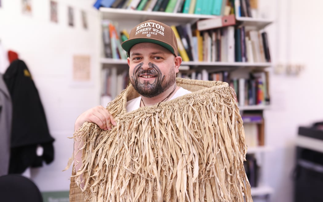 Hamuera Manihera in tīkumu cloak at Kew.