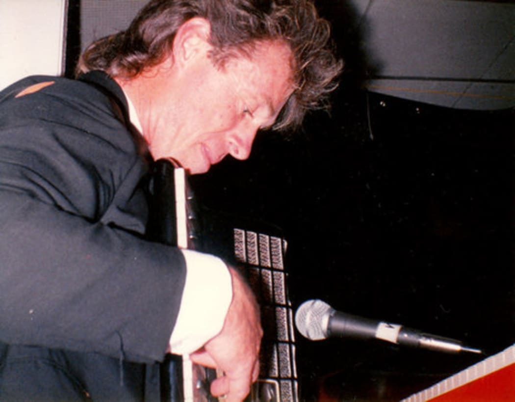 Kiwi musician Wayne Mason playing with The Warratahs in 1990