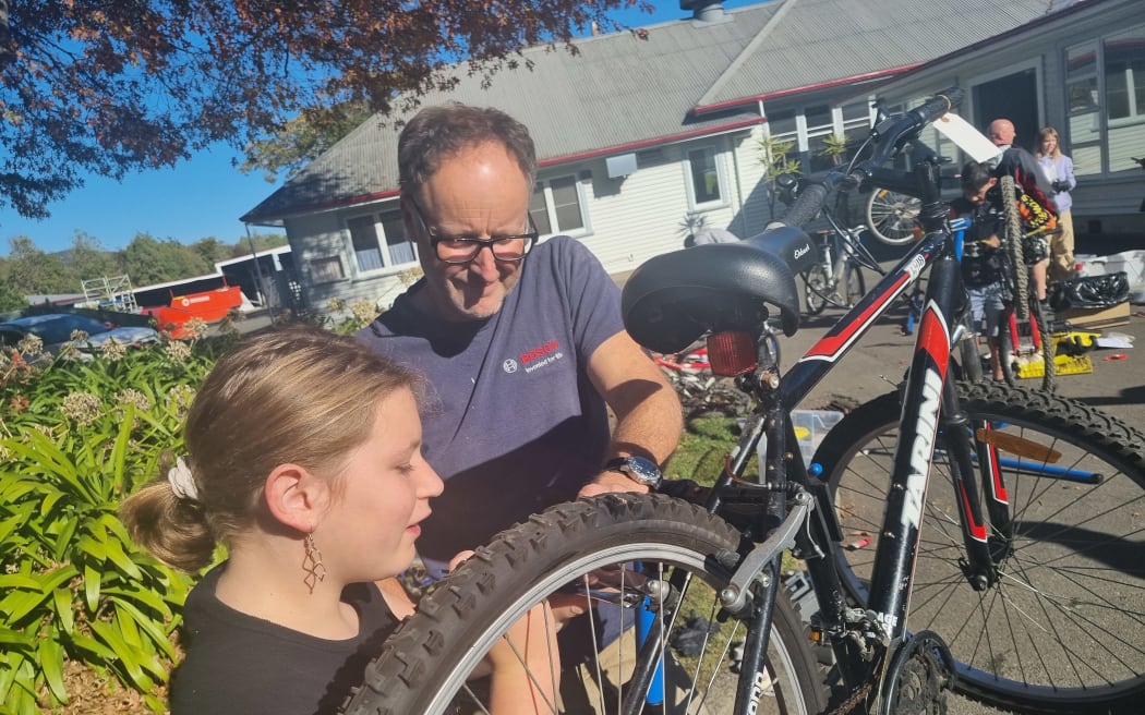 Shyanne Bade learning some bike maintenance with Bike Hub Nelson co-founder Bevan Woodward. Samantha Gee RNZ.