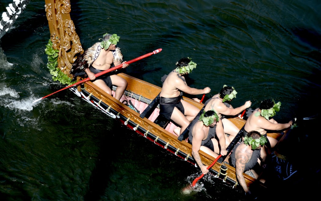Kiingi Tuheitia's body being transported up the Waikato river