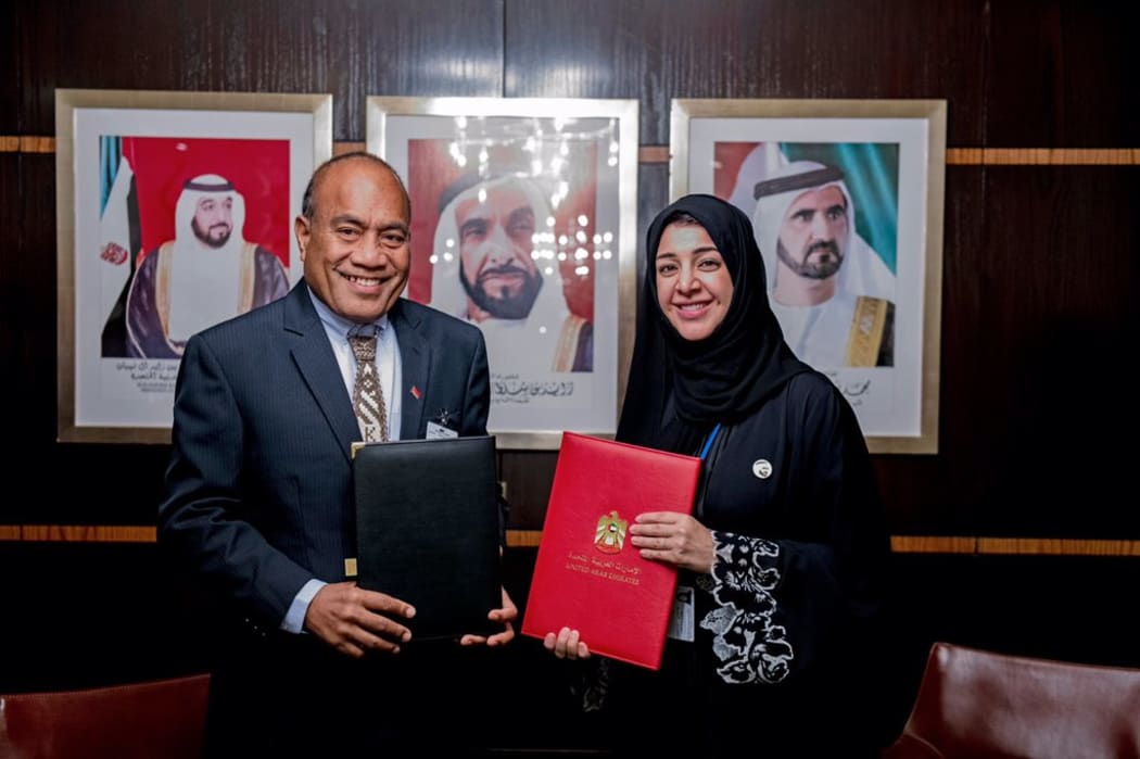 H.E. Reem Al Hashimy, Minister of State for International Cooperation and Taneti Mamau, President of Kiribati, sign an agreement on mutual visa arrangement.