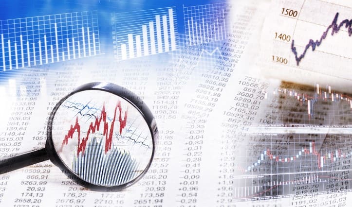 Stock prices as graph and table with magnifying glass and monitor in panorama format | usage worldwide (Photo by Klaus Ohlenschläger / Picture Alliance / dpa Picture-Alliance via AFP)