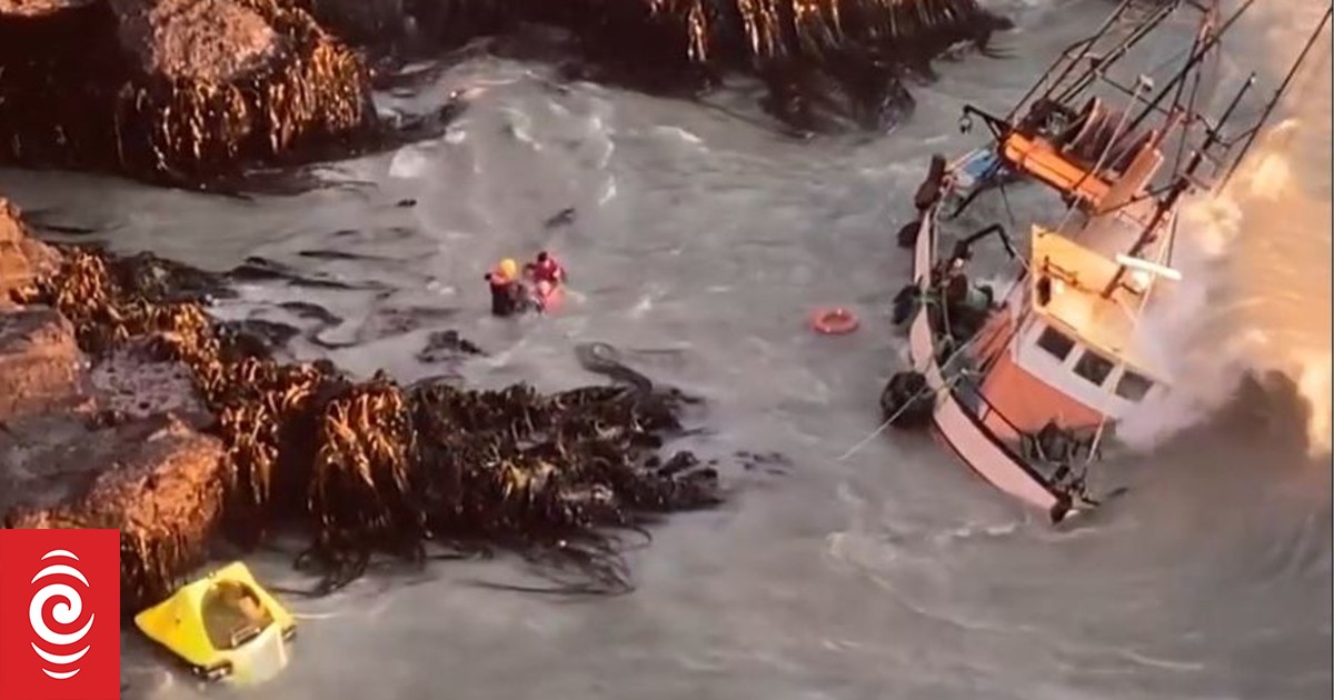 Watch: Dramatic rescue after after boat runs aground on Otago Peninsula