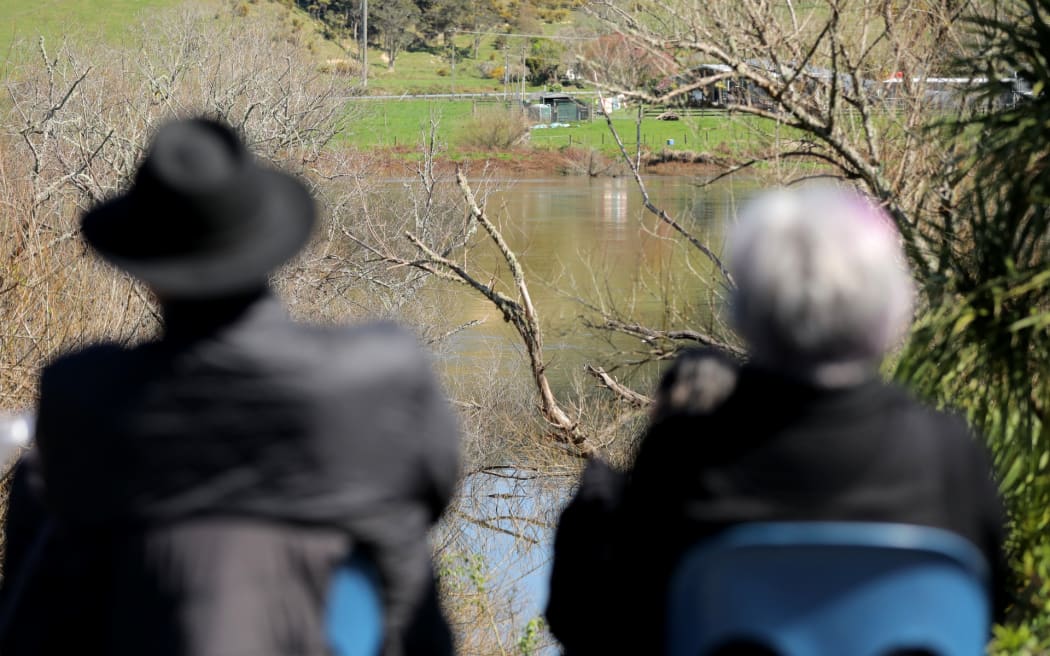 Onlookers wait for Kiingi Tuheitia's body to arrive at Taupiri maunga