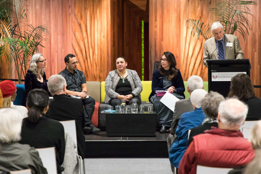 On couch from L-R Cybèle
Locke, Damon Salesa, Melissa Matutina
Williams, Rawinia Higgins. Atholl Anderson at podium.