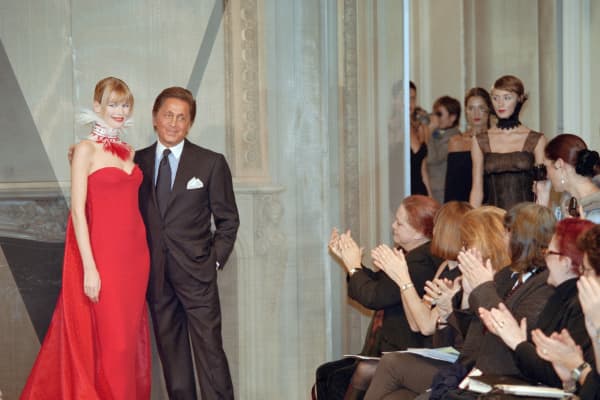 Italian fashion designer Valentino is welcomed, with German model Claudia Schiffer, by the spectators on January 18, 1998 at Paris at the end of the presentation of his high fashion Spring/Summer 1998 collection. (Photo by Thomas COEX / AFP)