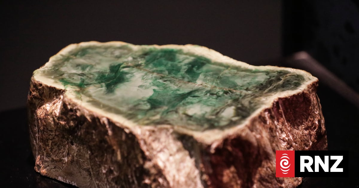 Researchers work with Māori carvers to discover secrets of pounamu's strength