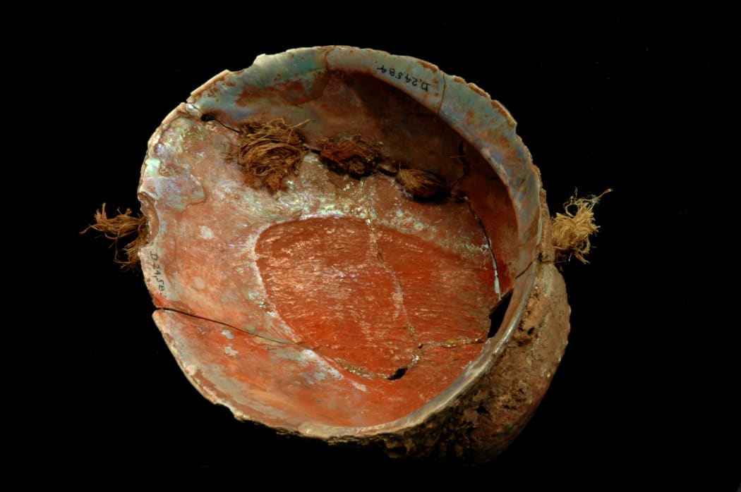 These ‘pieces of the past’ were preserved for centuries in dry rockshelters and clefts in the arid schist country of Central Otago….The pāua shell (centre right) was found in a kete at Puketoi; its holes stopped with flax twine, it contained the red ochre used as paint