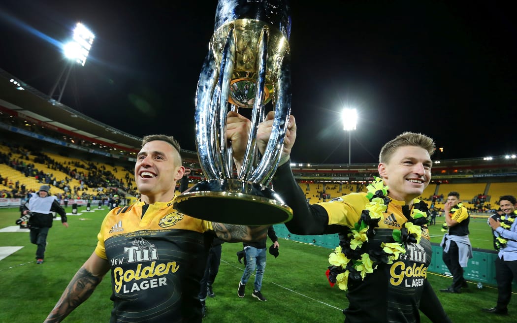 Hurricanes' TJ Perenara & Beauden Barrett hold the Super Rugby Trophy aloft 2016.