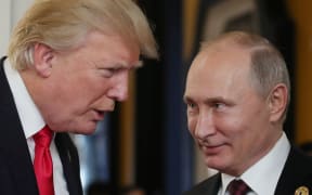 November 11, 2017 US President Donald Trump chats with Russia's President Vladimir Putin at Asia-Pacific Economic Cooperation (APEC) leaders' summit in Danang, Vietnam.

 / AFP PHOTO / SPUTNIK / Mikhail KLIMENTYEV