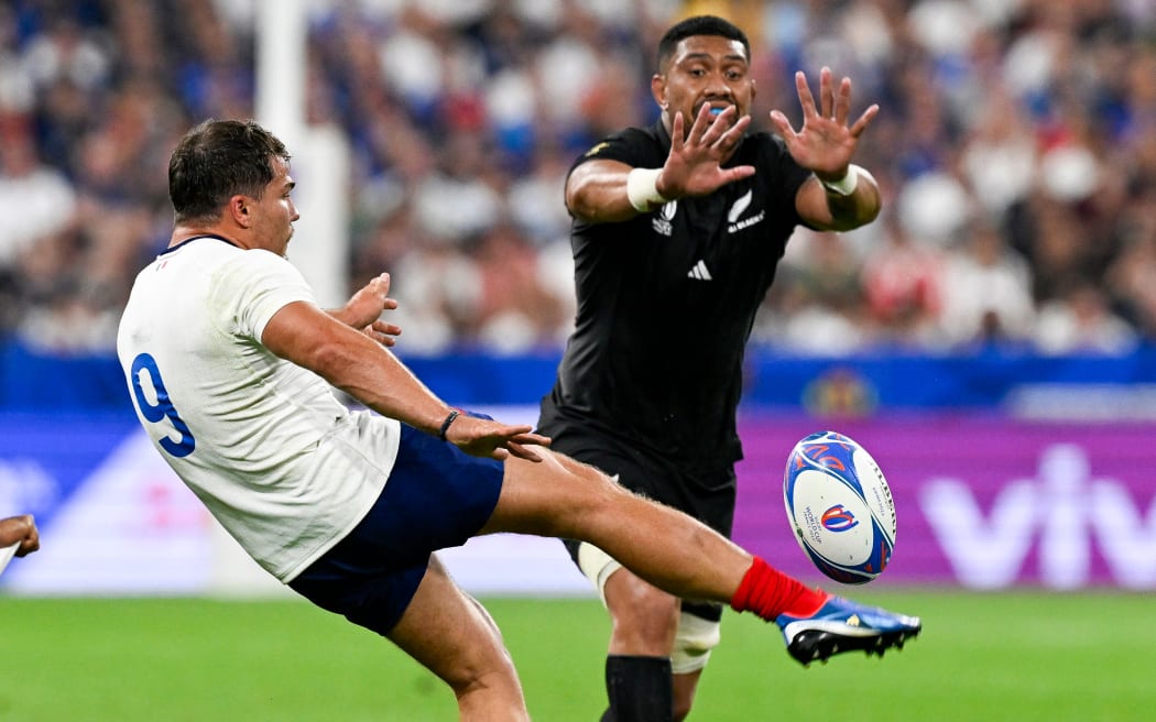 All Black Ardie Savea attempts to charge down a kick from France's Antoine Dupont. Rugby World Cup France 2023.