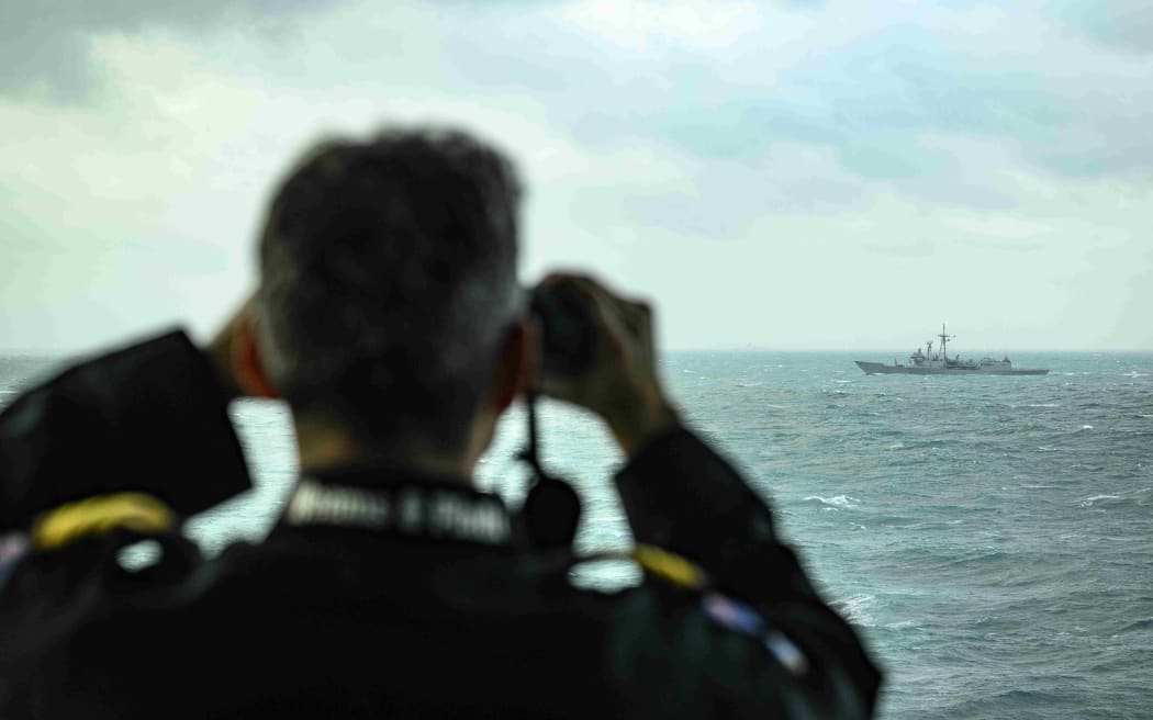 A Cheng Kung-class frigate of the People’s Liberation Army (Navy) can be seen monitoring HMNZS Aotearoa’s actions while on patrol.