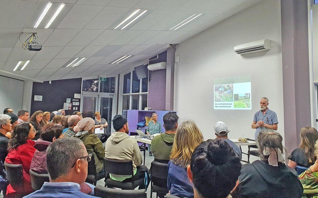 Peter Montgomery talks at tiny homes mtg in Whakatane