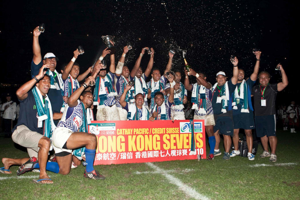 Stephen Betham (3R) and Samoa celebrate winning the 2010 Hong Kong Sevens.