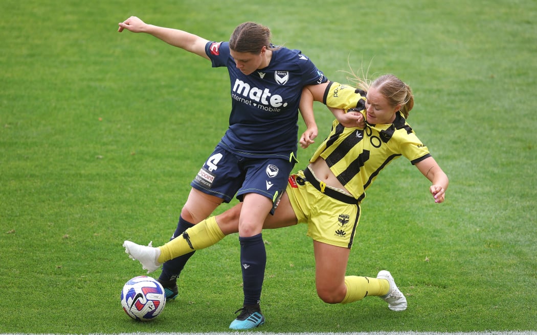Phoenix' Grace Wisnewski (R with Victory's Melina Ayres during the Liberty A-League - Wellington Phoenix Women v Melbourne Victory Women at Sky Stadium, Wellington on the 01 April 2023. © Copyright image by Marty Melville / www.photosport.nz