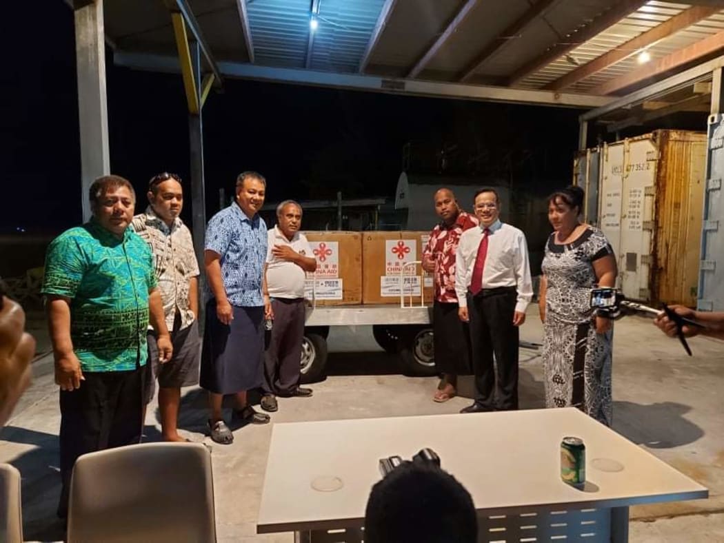 The official handover of 90,0000 doses of the Sinopharm vaccine from China to Kiribati. (L to R, MPs Koraubati Remuera, Moannata Ientaake, Batoromaio Kiritian, Tinte Itinteang (Health Min), MP Betero Atanibora, HE Tang Songgen and Ms Saitofi Miika ( Health Secretary).