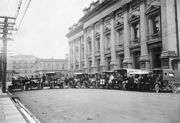 Emergency ambulances alongside the Wellington Town Hall during the 1918 flu pandemic.