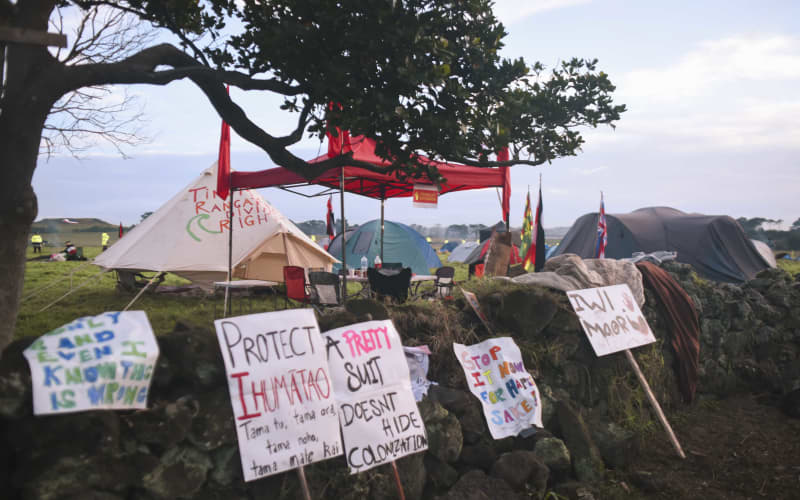 Protest banners at Ihumatao