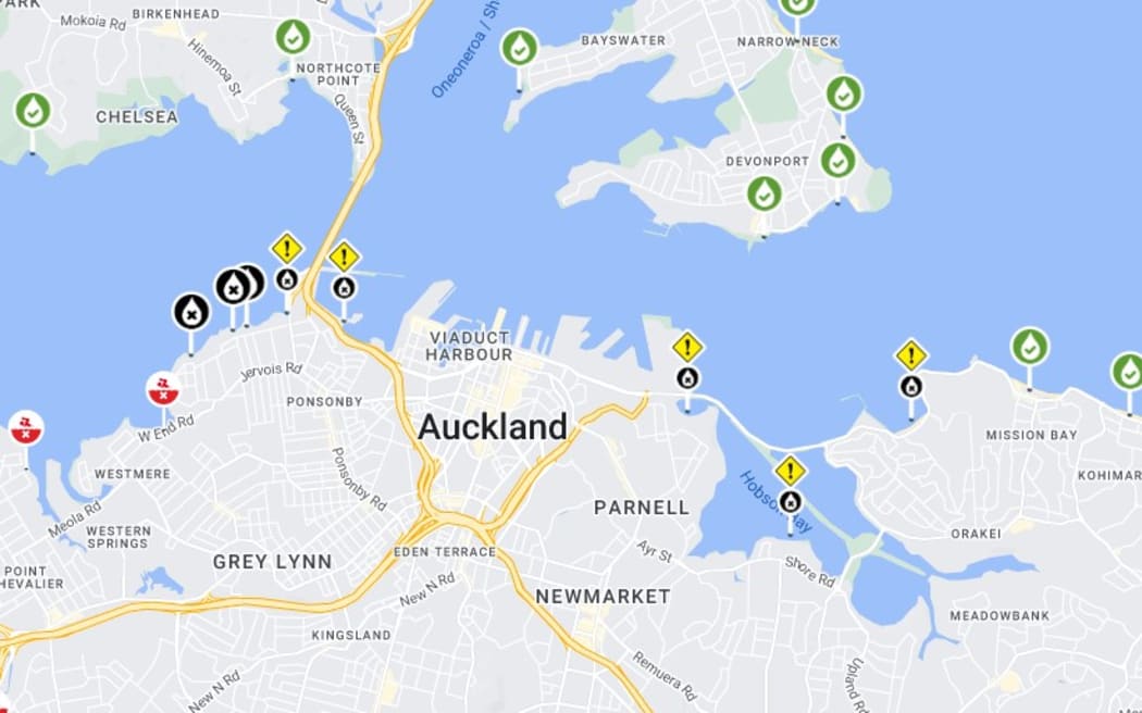 Safeswim website showing black pins at some Auckland beaches.