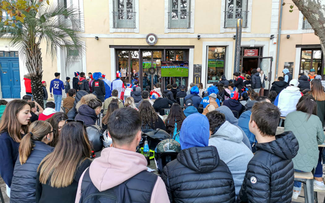 French fans watch football on tv