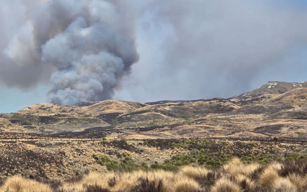 Waiouru fire still producing smoke after several days | RNZ News