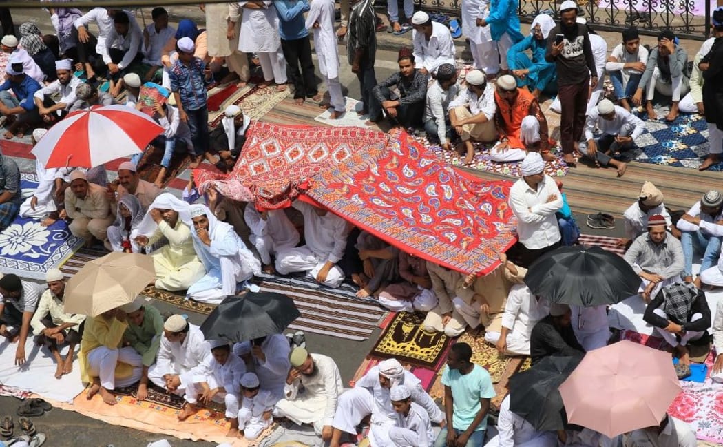 Indian muslim  save themselves from scorching heat during offer 'Jumat -al-Vida' namaz at Jama Masjid ,Johari Bazar, in Jaipur,Rajasthan,India Friday, May 31, 2019.(Photo By Vishal Bhatnagar/NurPhoto) (Photo by Vishal Bhatnagar/NurPhoto)