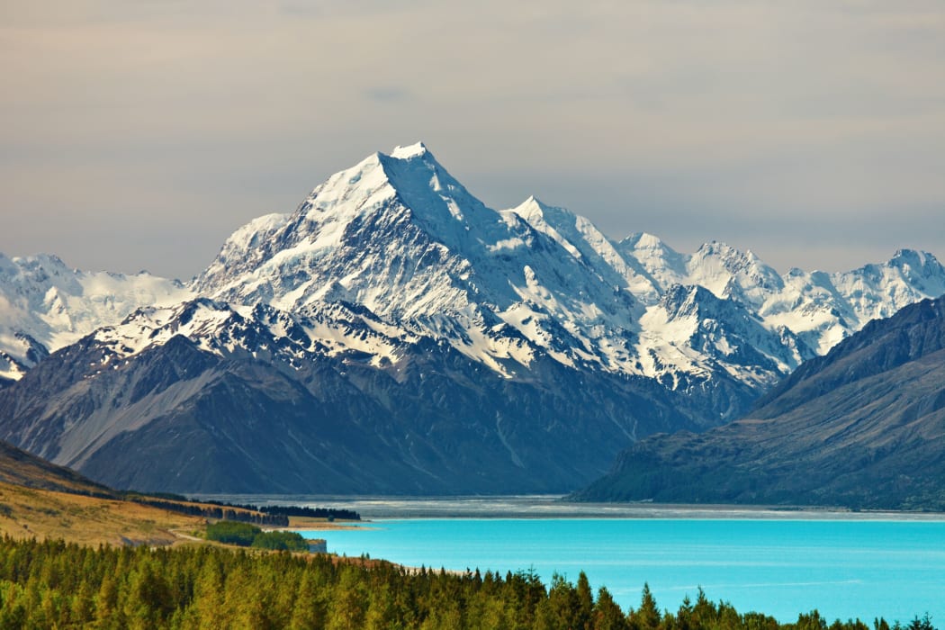 Aoraki Mount Cook and Lake Pukaki in the South Island.