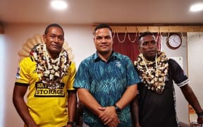 Epeli Kamikamica, Samuela Dolesau either side of Tuvalu justice Minister Simon Kofe