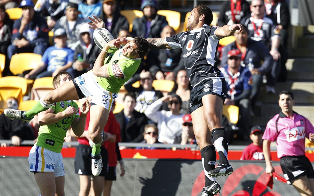 Blake Ferguson in action for the Raiders against the Warriors' Manu Vatuvei