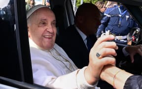 Pope Francis leaves the Gemelli hospital on April 1, 2023 in Rome, after being discharged following treatment for bronchitis. - The 86-year-old pontiff was admitted to Gemelli hospital on March 29 after suffering from breathing difficulties. (Photo by Tiziana FABI / AFP)