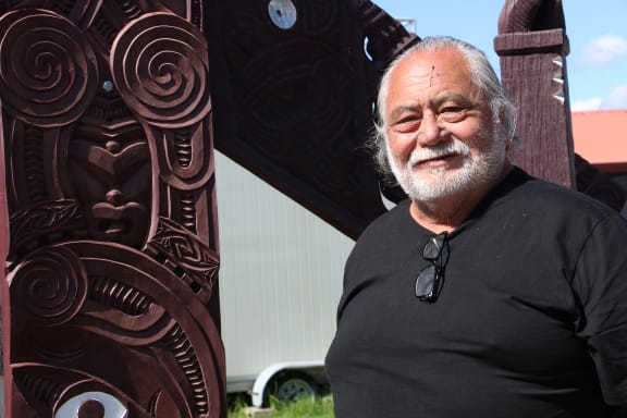 Ceremacist and Uku artist, Wi Taepa at Whareroa marae, Tauranga.