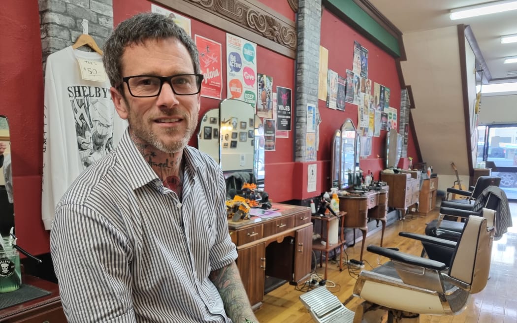 New Plymouth barber Steven Stewart donates his to cut hair for the Taranaki Retreat