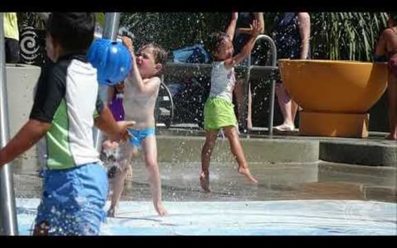 Christchurch bakes in 33 degrees, roads melt in unprecedented heat