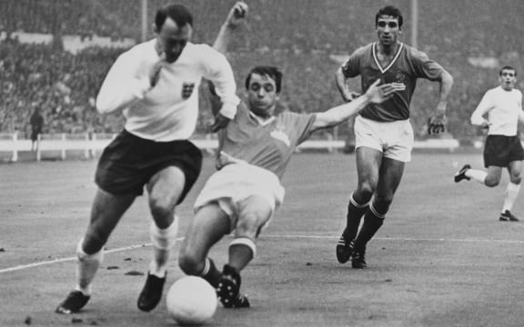 England international football player Jimmy Greaves (L) fights with French footballer Jacky Simon, on July 20, 1966, during the match France / England of the football World Cup, at the Wembley stadium, in England.