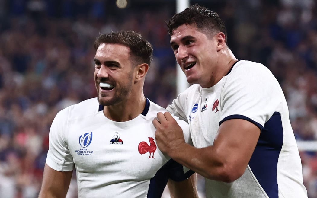 France's full-back Melvyn Jaminet (L) celebrates with France's flanker Paul Boudehent after scoring a try during the France 2023 Rugby World Cup Pool A match between France and New Zealand at Stade de France in Saint-Denis, on the outskirts of Paris on September 8, 2023. (Photo by Anne-Christine POUJOULAT / AFP)