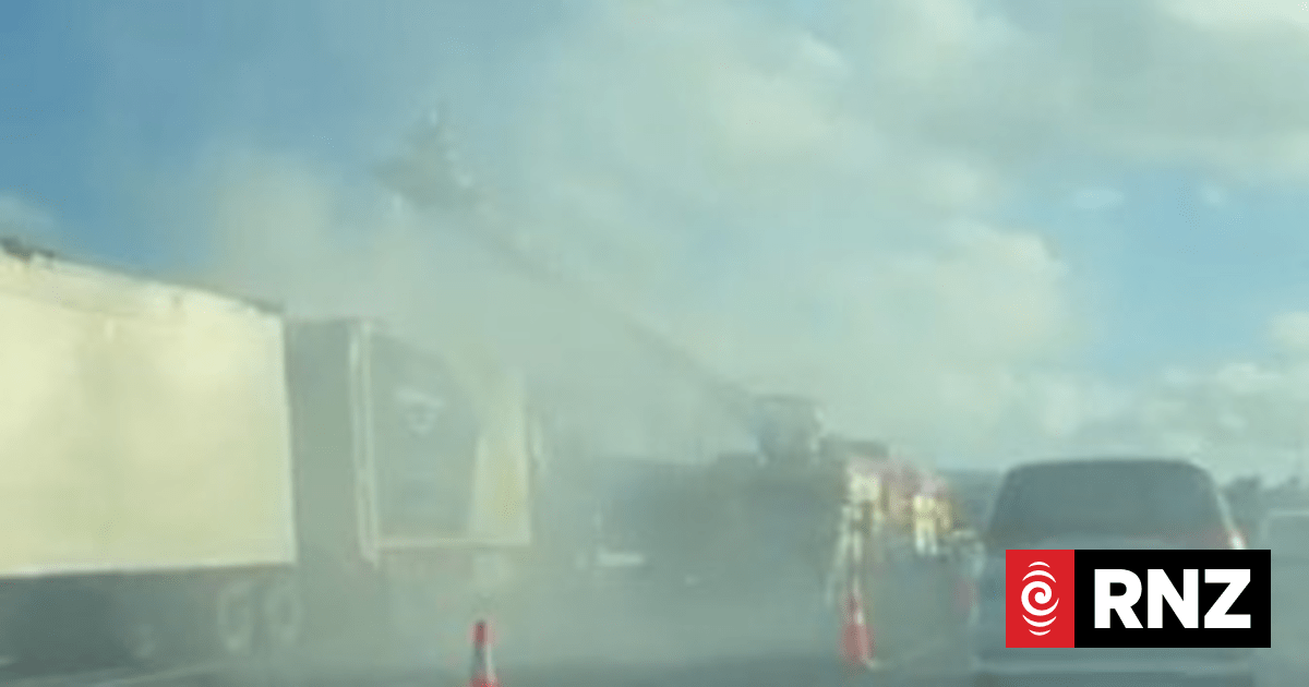 Truck fire that blocked lanes on Auckland motorway extinguished