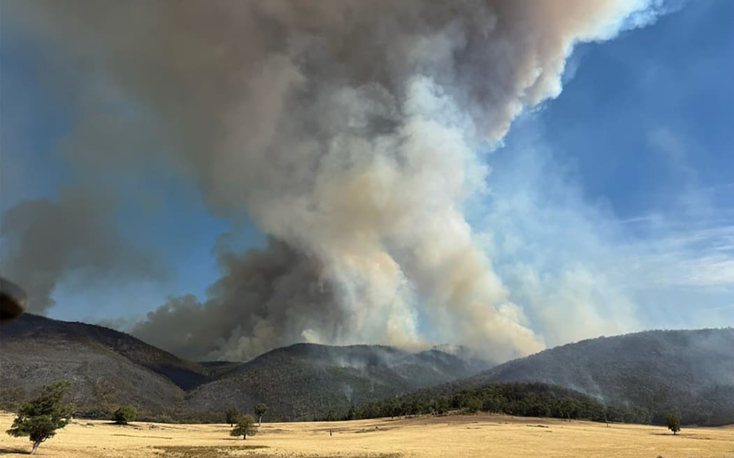 This handout photo taken on January 6, 2026 from the Facebook page of Forest Fire Management Victoria shows a bushfire burning in the Mount Lawson State Park, 25 kilometres west of Walwa, Victoria state. Firefighters warned millions of Australians of "catastrophic" bushfire dangers on January 8 as they battled multiple blazes stoked by a heatwave blanketing the country. (Photo by Handout / Forest Fire Management Victoria / AFP) / RESTRICTED TO EDITORIAL USE - MANDATORY CREDIT "AFP PHOTO / FOREST FIRE MANAGEMENT VICTORIA / LARA TOBIN" - HANDOUT - NO MARKETING NO ADVERTISING CAMPAIGNS - DISTRIBUTED AS A SERVICE TO CLIENTS