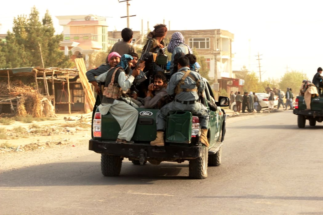 Aghan soldiers retreat from the city following the Taliban attacks in Kunduz.