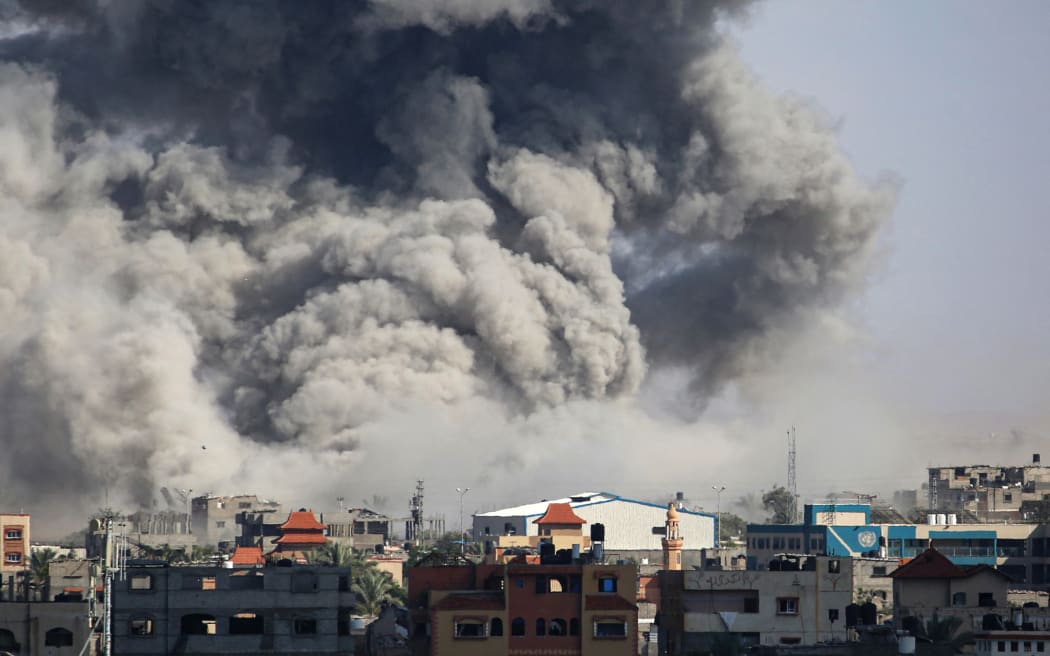 دخان يتصاعد بعد قصف إسرائيلي على رفح، جنوب قطاع غزة، 6 مايو، 2024، وسط الصراع المستمر بين إسرائيل وحركة حماس الفلسطينية.