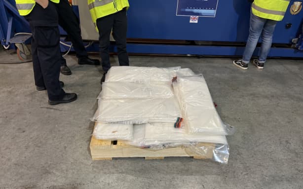 Four arrests as police seize guns, meth and $1m in cash | RNZ