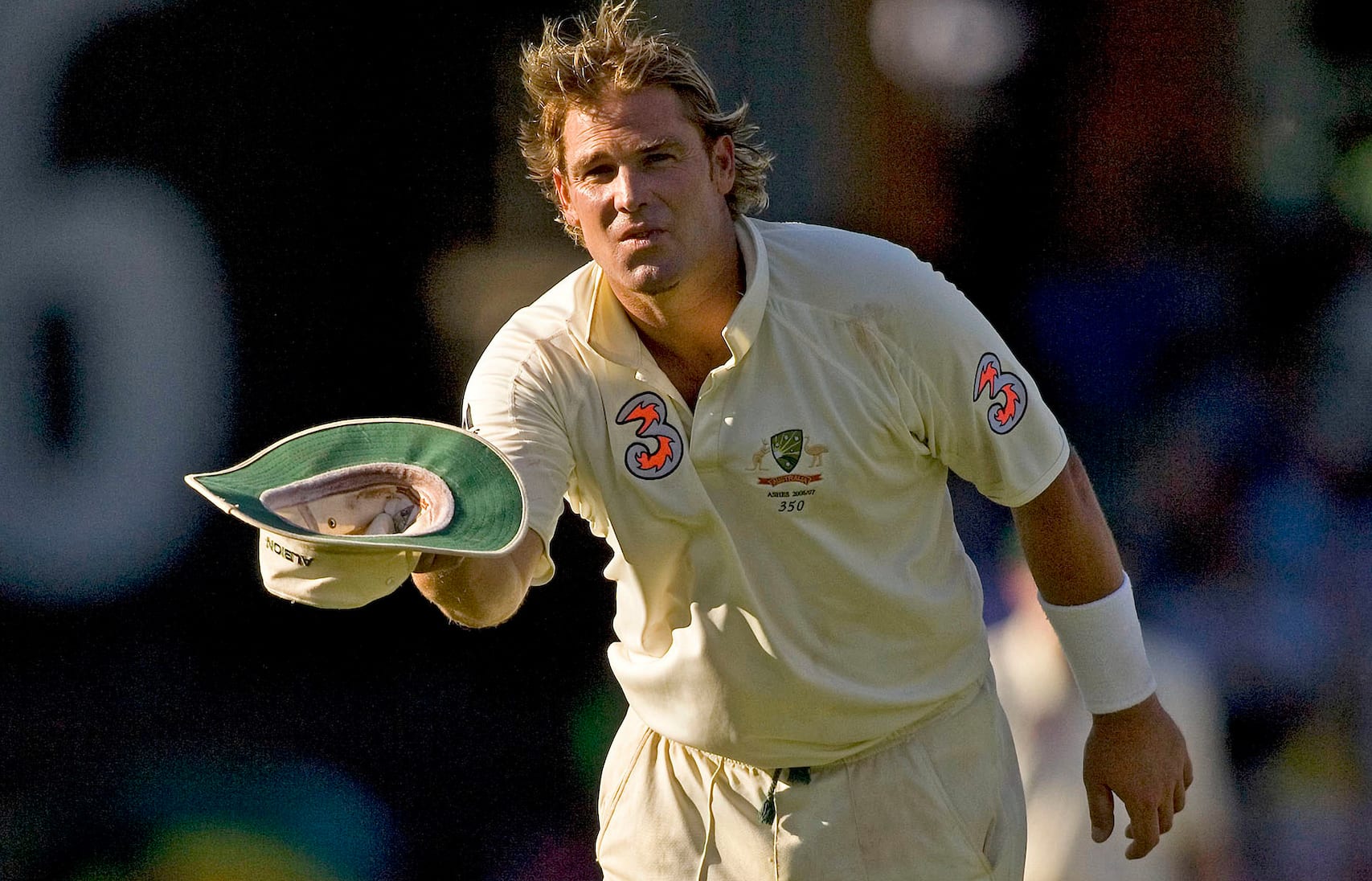 Australian leg-spinner Shane Warne takes his hat off and bows to the crowd after dismissing Flintoff on day three of the 5th Ashes test match between Australia and England at the Sydney Cricket Ground, Sydney, Australia on 4 January, 2007.