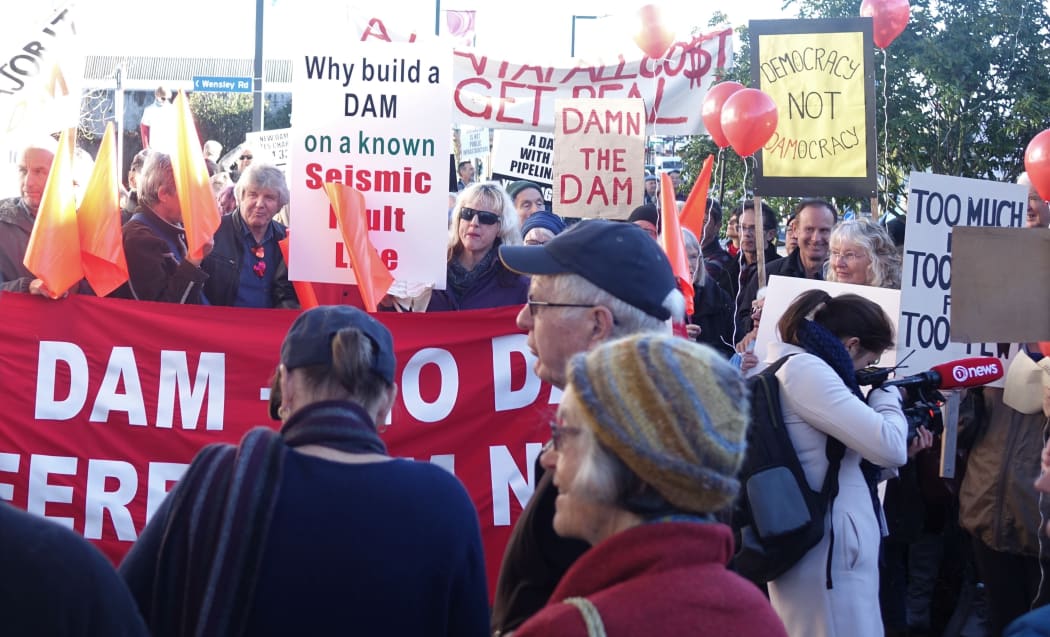 Opponents of a large-scale dam planned for the Tasman District have clashed with supporters outside the Council this morning.