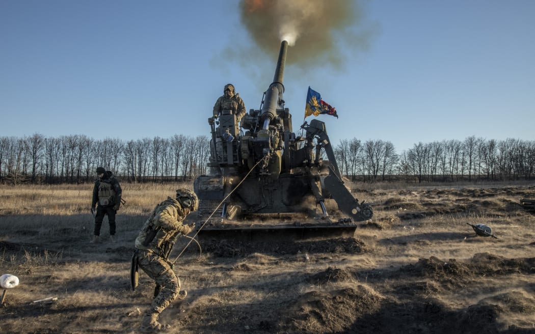 Ukrainian servicemen fire artillery shells at the frontline of Donbas, Ukraine on December 05, 2022. Narciso Contreras / Anadolu Agency (Photo by Narciso Contreras / ANADOLU AGENCY / Anadolu Agency via AFP)